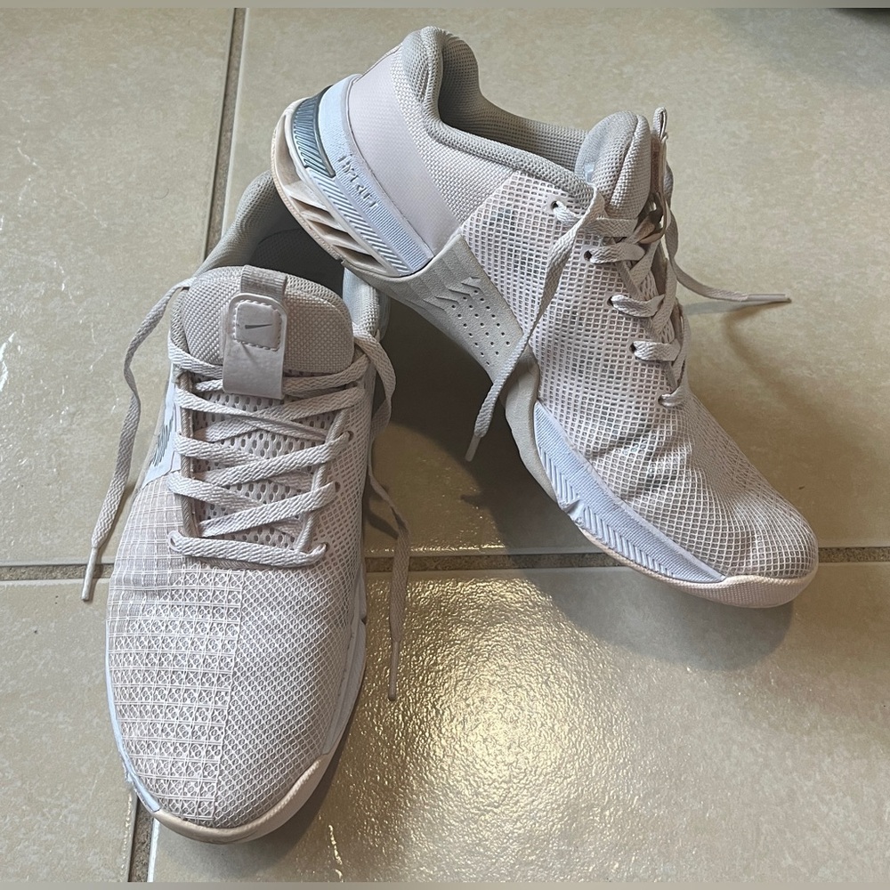 Nike Women's Light Gray/White Mesh Running Sneakers